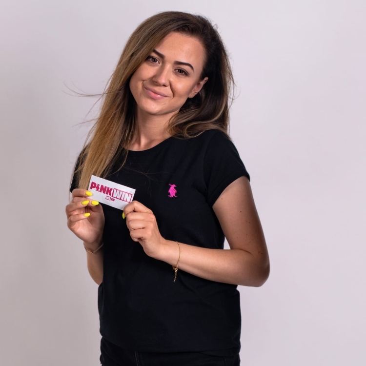 Koszulka-damska-czarna-BASIC-PinkWin-Wear-z-rozowym-pingwinem.jpg