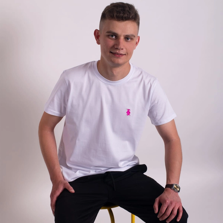 T-shirt-bialy-meski-_-PinkWin-Wear-z-rozowym-pingwinem.jpg