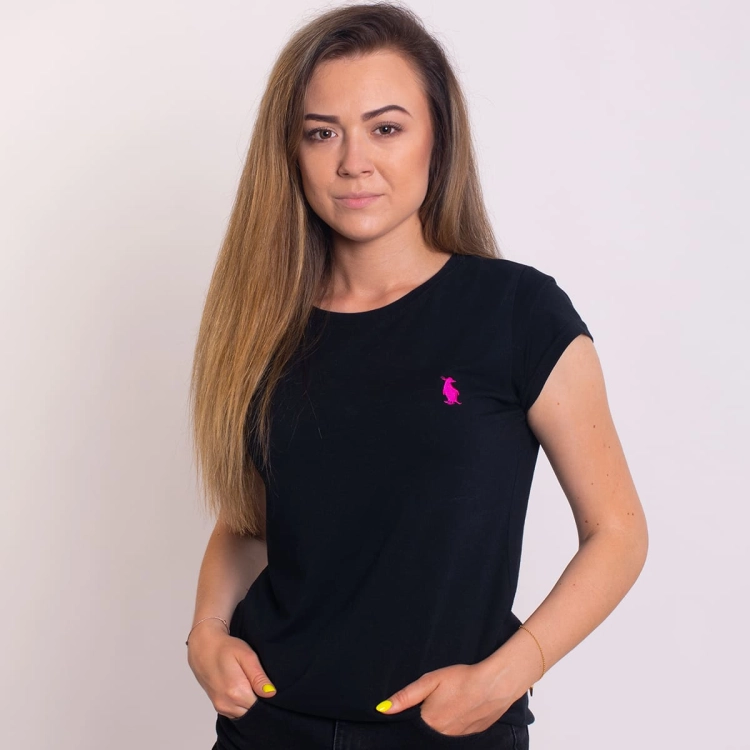 T-shirt-damski-czarny-BASIC-PinkWin-Wear-z-rozowym-pingwinem.jpg