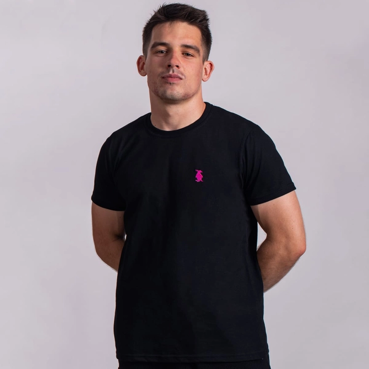 T-shirt-BASIC-czarny-PinkWin-Wear-z-rozowym-pingwinem.png.jpg
